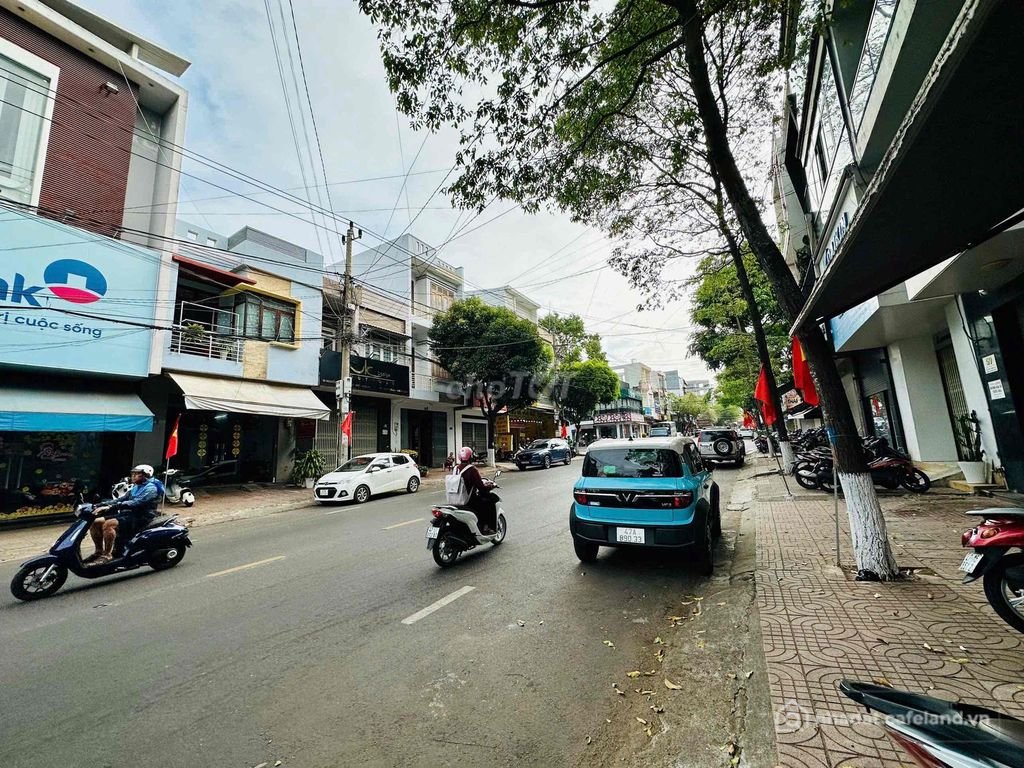 Nhà phố: Cho thuê nhà 3 lầu 1 lửng mặt tiền Nguyễn Thị Minh Khai (có nội thất)