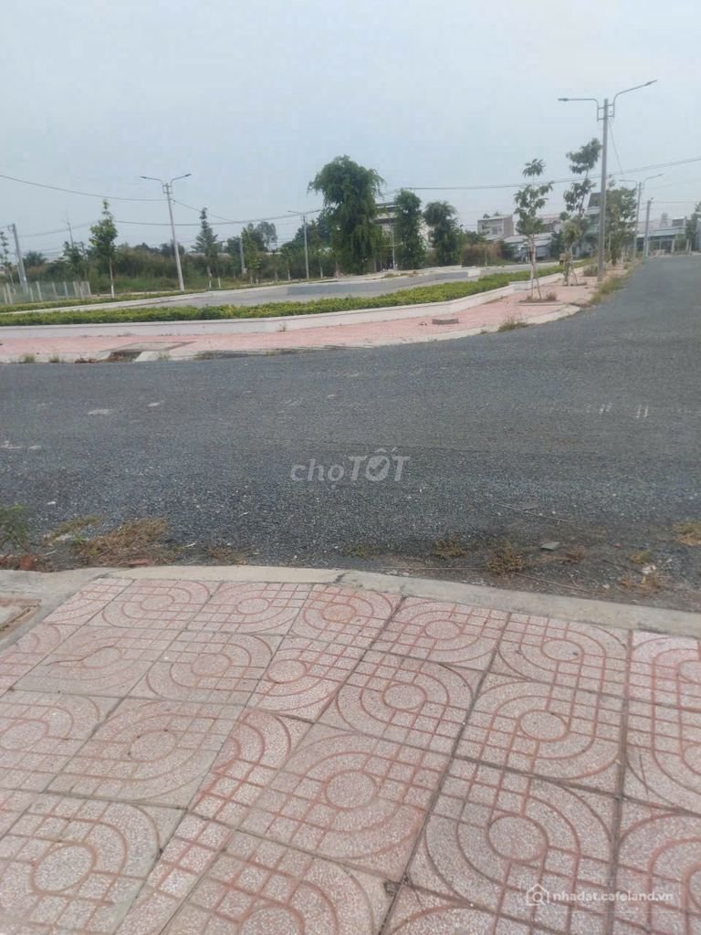 Bán đất thổ cư: nền đẹp dối diện cv tác định cư phường ( p long châu)