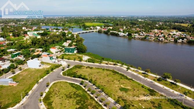 Bán đất thổ cư: Bán đất khu dân cư an lộc phát, đường 19,5m, sổ sẵn, đối diện cô