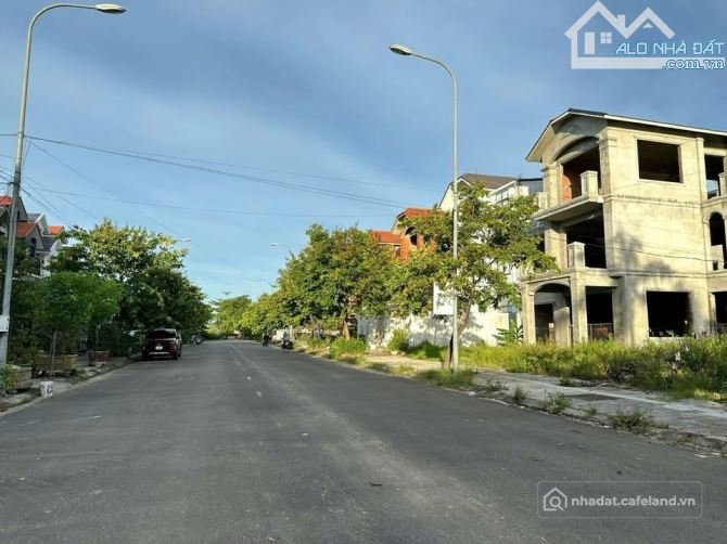 Bán biệt thự: Bán Nhà 3 Tầng view Biệt Thự khu D Huê green city đông dân - DTs