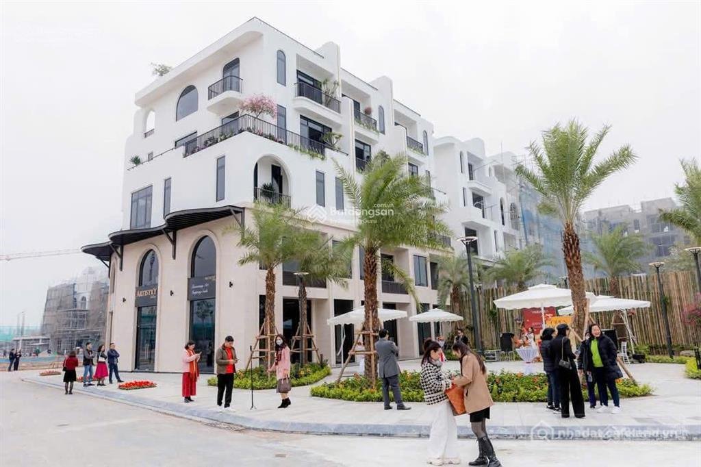 Bán nhà riêng: Cần bán biệt thự song lập vip nhất vaquarius văn giang mặt đường 