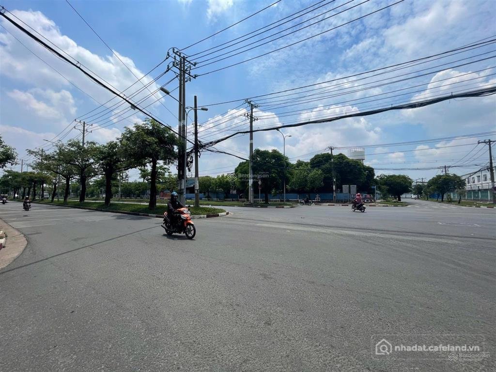 Bán kho, nhà xưởng: Bán 20.000m2 đất trong khu công nghiệp hoà phú