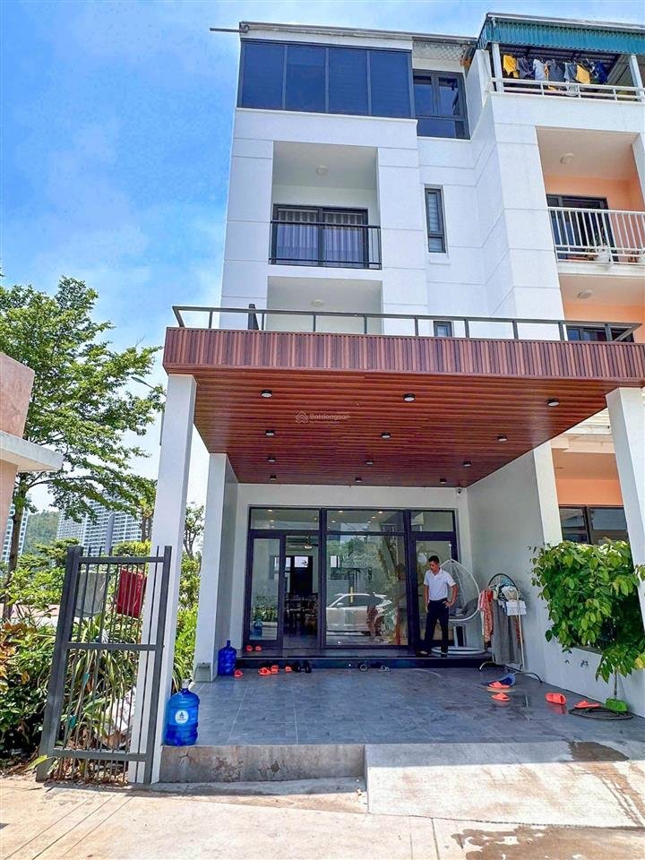 Bán nhà riêng: Bán căn góc full nội thất đẹp tại dự án lotus residence hạ long. 