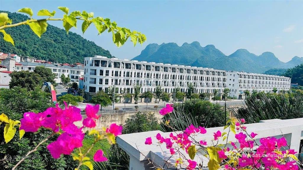 Bán nhà riêng: Bán nhà 60m2. xây 5 tầng mặt kè suối. giá 2,9 tỷ. 0975 960 ***