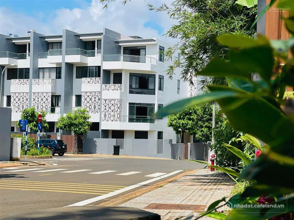 Bán nhà riêng: Bán căn góc 300m2, 4 tầng, khu đô thị thành phố cà phê trung tâm 