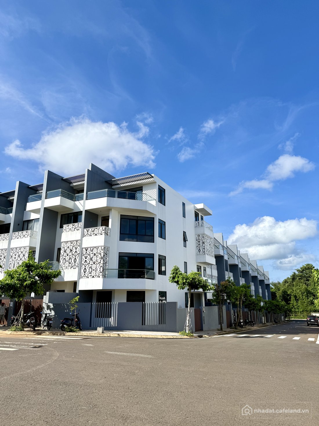 Bán nhà riêng: Bán Căn Góc 300m2 Tại Trung Tâm Khu Đô Thị Thành Phố Cà Phê Trung