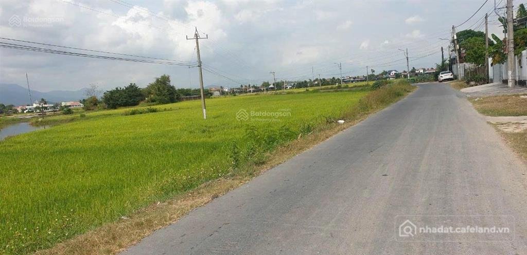 Bán đất thổ cư: Chính chủ bán lô đất thế đất phong thủy (lưng tựa núi mặt hướng 