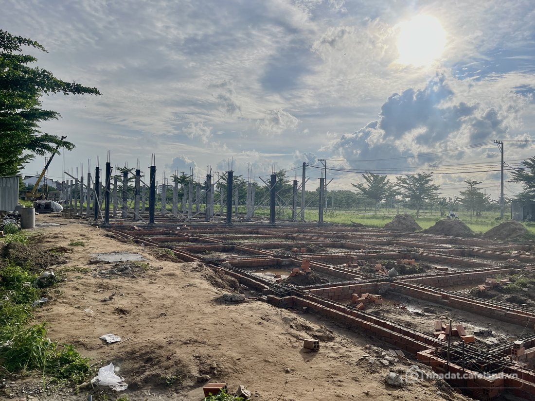 Bán nhà riêng: Cần bán nhà 1 trệt 2,5 lầu KDC Vạn Phát VELORA, nhà xây mới bàn g