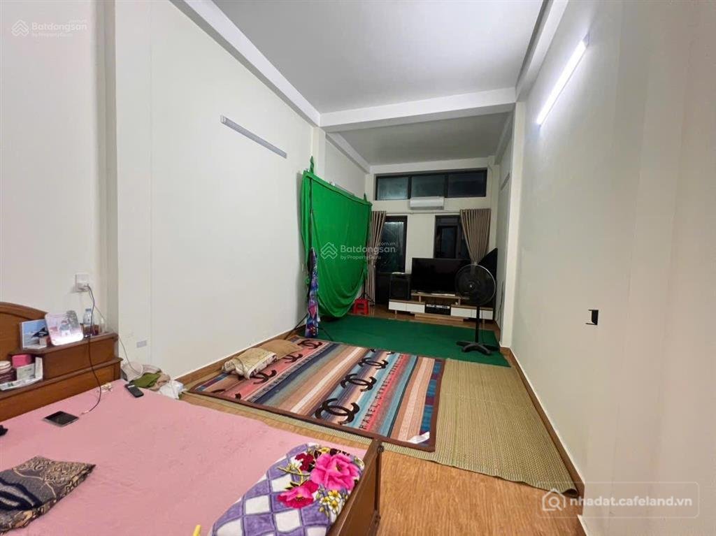 Bán nhà riêng: Nhà 3 tầng mặt đường hoàng quốc việt ngay gần ngã tư cống đôi