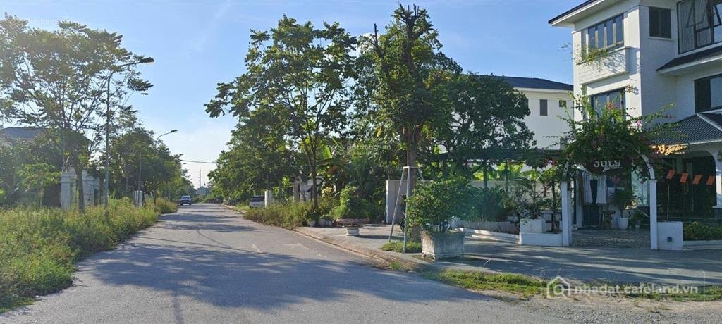 Bán nhà riêng: Bán biệt thự 2 tầng tây hồ tùng bách dt 1018m2 mt 32m hướng đn tn