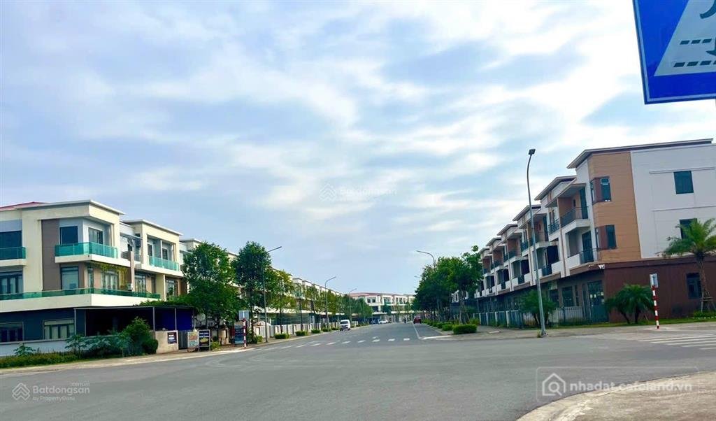 Bán nhà riêng: Bán shophouse 3 mặt tiền trục chính dự án centa city vsip bắc nin