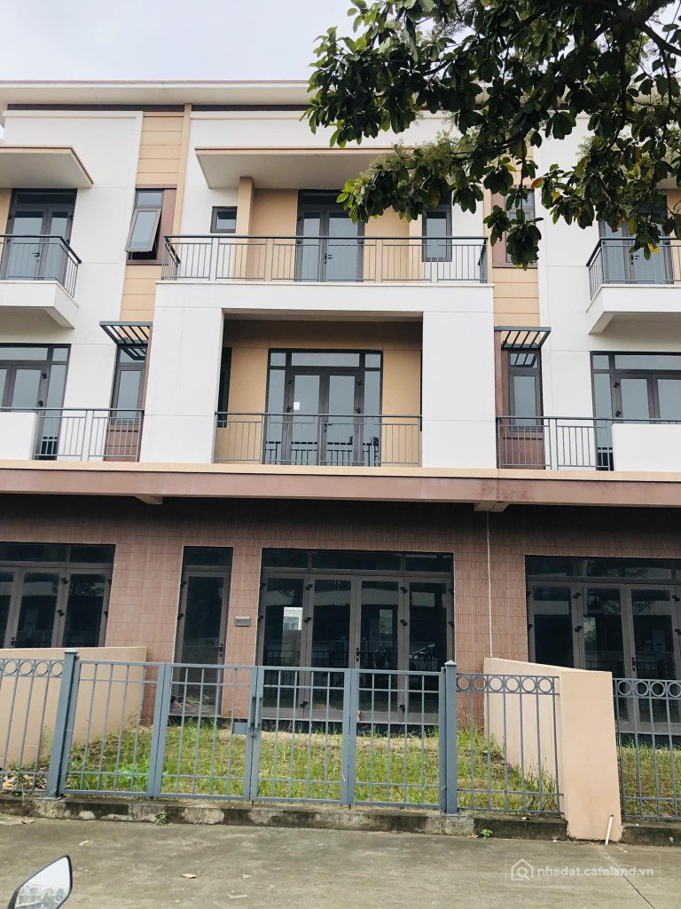 Bán nhà riêng: Chính chủ bán shophouse 3 tầng xây thô SH3 Centa City, giá 9 tỷ