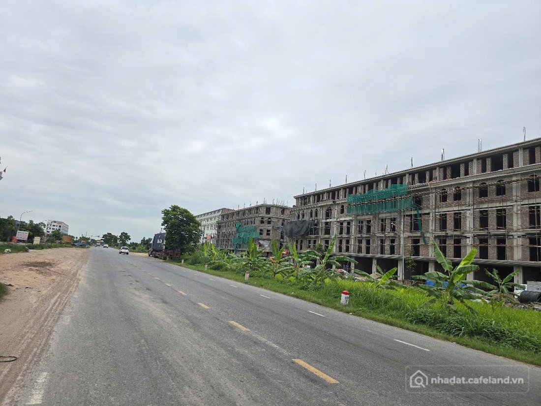 Bán nhà riêng: Bán nhà xây thô 4 tầng dãy LK7. Diện tích đất 90m. Dự án đông đô 