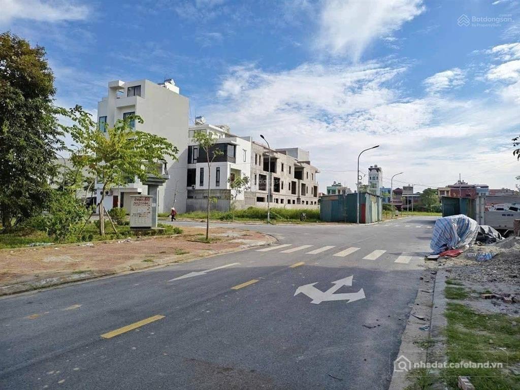 Bán đất thổ cư: Bán lô áp góc có khe thoáng mt 7m nhìn vườn hoa cao đức vạn an t