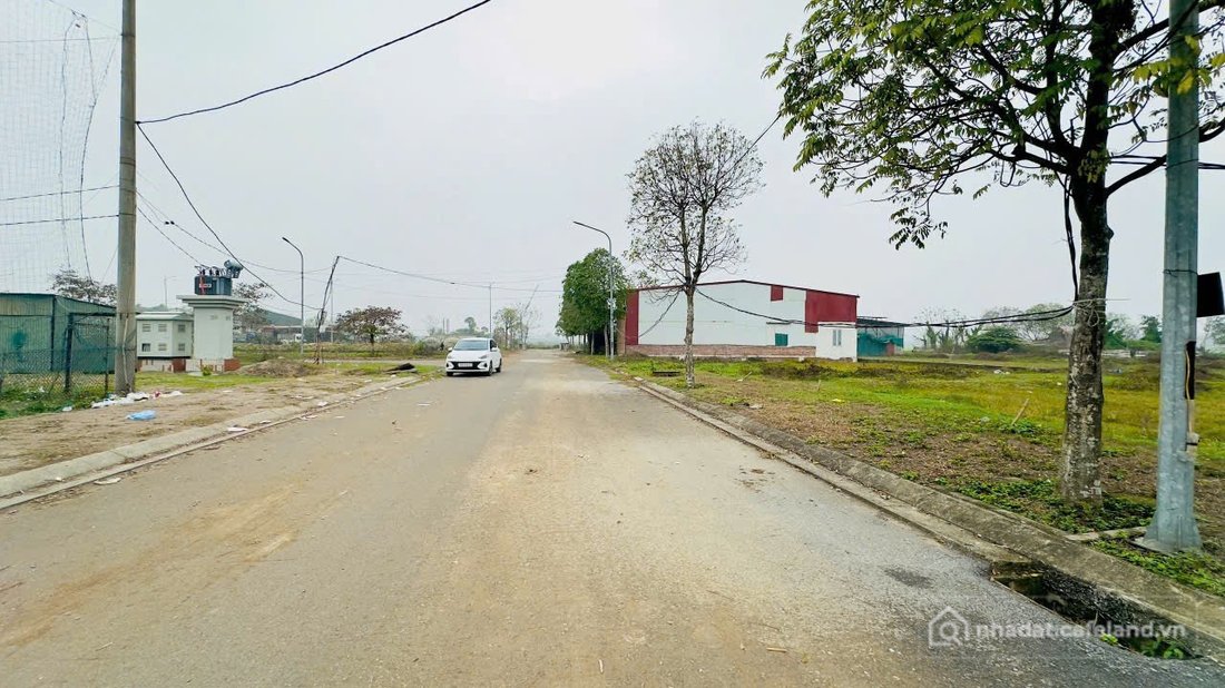 Bán đất thổ cư: Bán 97.5m đất dự án tam đa new center yên phong nhìn sân bóng. C