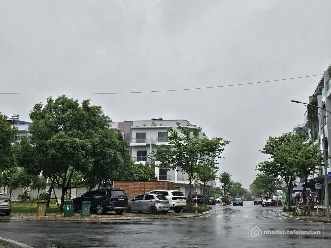 Bán nhà riêng: Bán căn xây thô 5 tầng dãy CL8 cạnh vườn hoa. Diện tích đất 75m. 