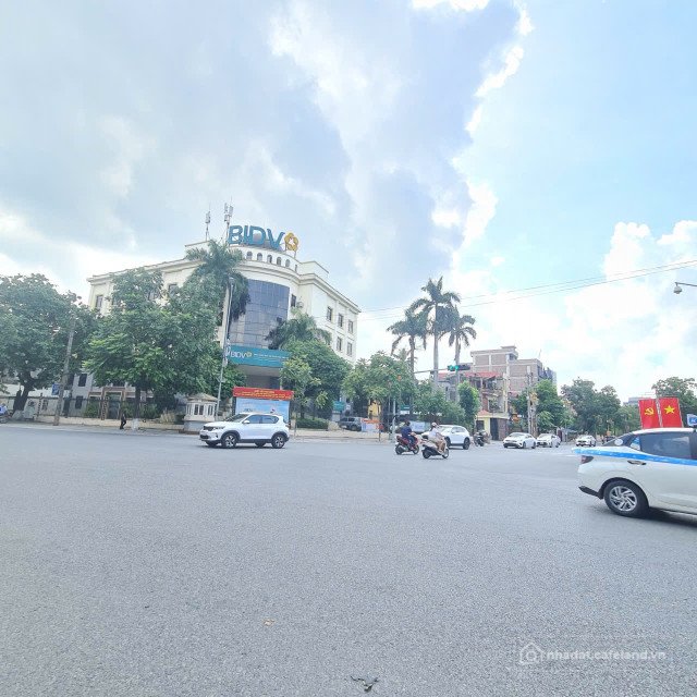 Bán đất thổ cư: Bán 650m đất. Mặt đường âu cơ. Cạnh ngã 4 hồ ngọc lân. Phường ki