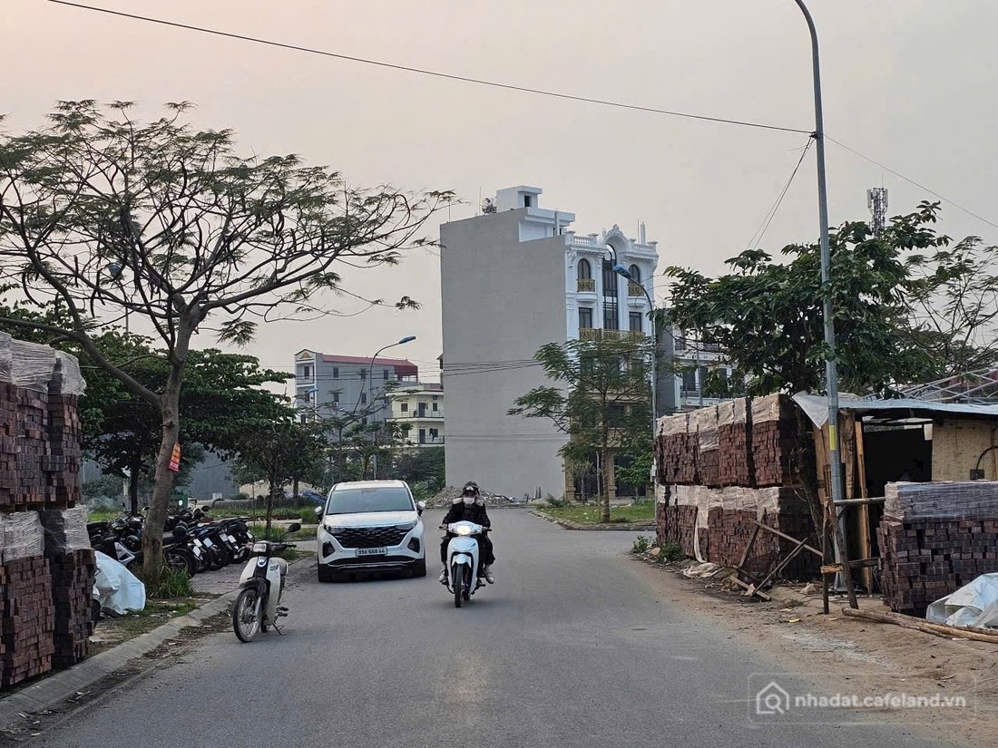 Bán đất thổ cư: Bán 90m đất chu mẫu 2 trục chính nhìn khu công nghiệp. Đường rộn