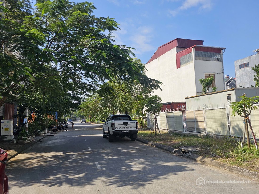 Bán đất thổ cư: Bán 122.8m đất giãn dân yên mẫn vạn an dãy L4 nhìn dự án parado 