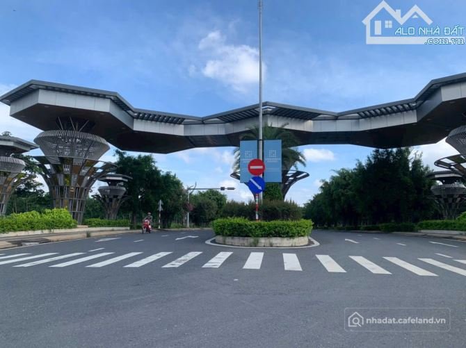 Bán đất thổ cư: Bán lô đất 5x20 Gem Sky World giá 1 tỷ 870tr