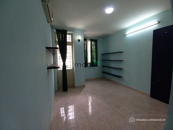 Nhà riêng: Cho thuê nhà 1 trệt 1 lửng 2 lầu hẻm xe hơi đường Tân Cảng (Gần Metro