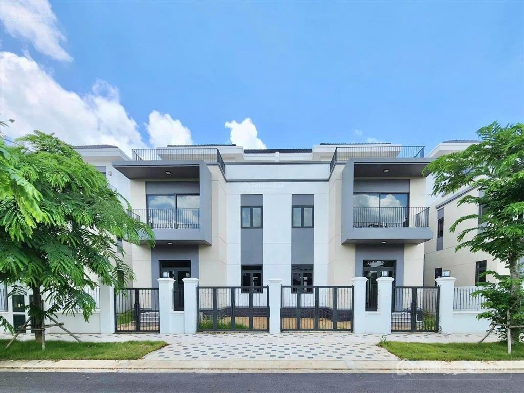 Bán nhà riêng: Biệt thự song lập phân khu the suite. ngay công viên, clubhouse..