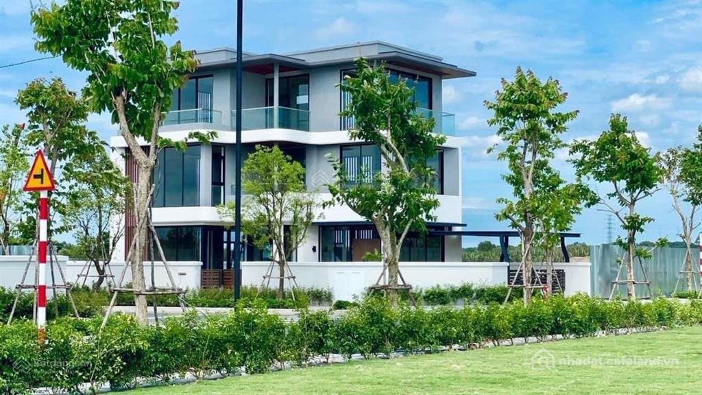 Bán nhà riêng: Garden villa phân khu oasia căn góc swanbay. 0907 424 ***