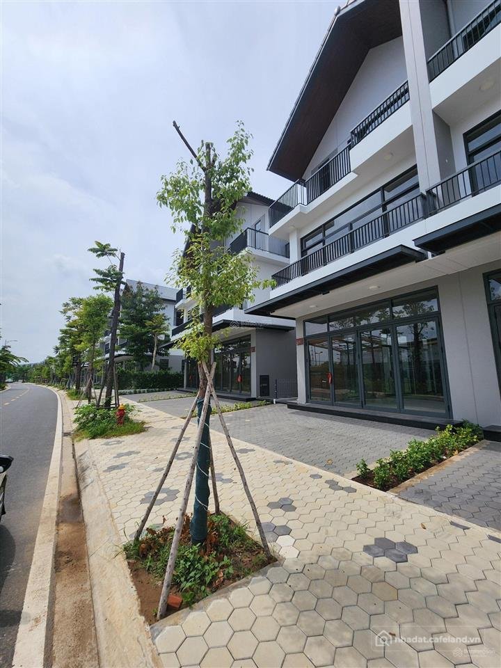 Bán nhà riêng: Chính chủ bán căn shophouse trực diện cụm sân thể thao pickleball