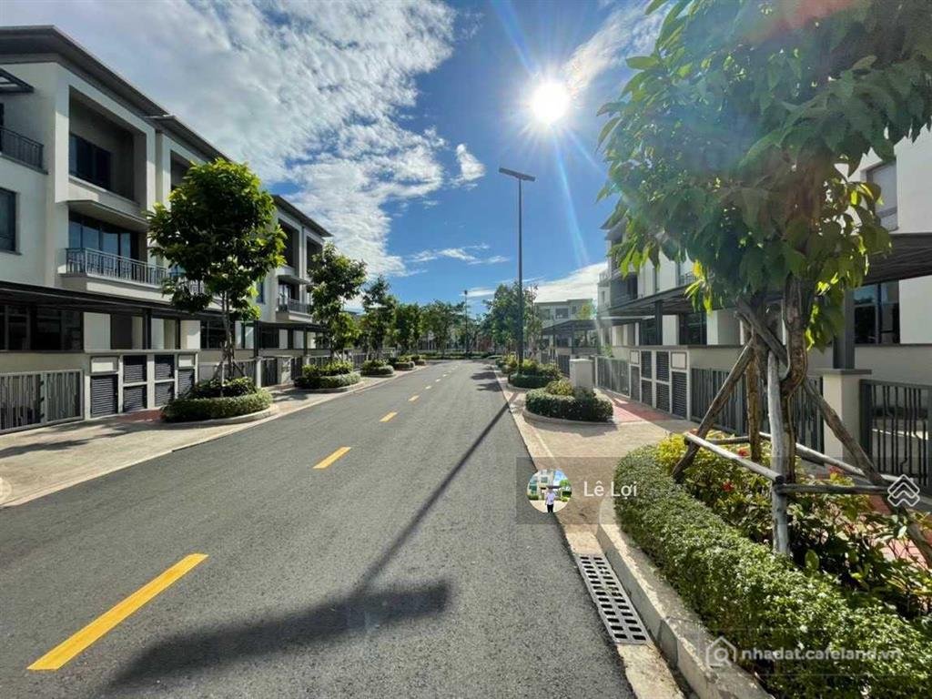 Bán nhà riêng: Bán căn phố 2 mặt small town vị trí đẹp ngay cổng ra vào swanpark