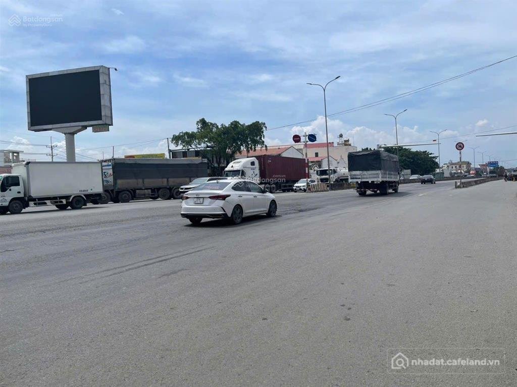 Bán kho, nhà xưởng: Bán nhà xưởng mặt tiền đường ql51, long an, long thành. dt 7