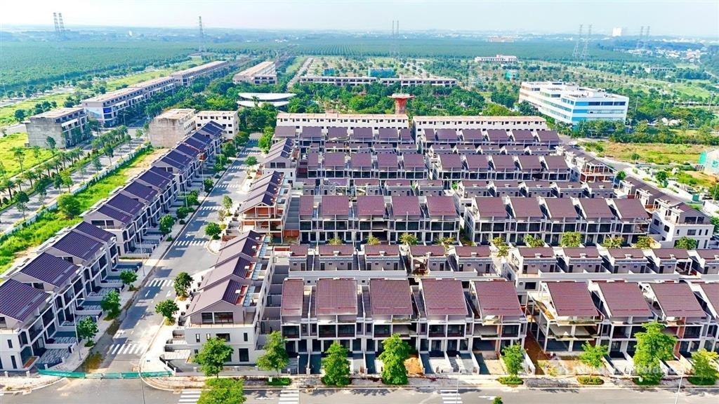 Bán nhà riêng: Nhà phố liền kề 1 trệt 2 lầu 1 tum đã nhận bàn giao nhà hướng đôn