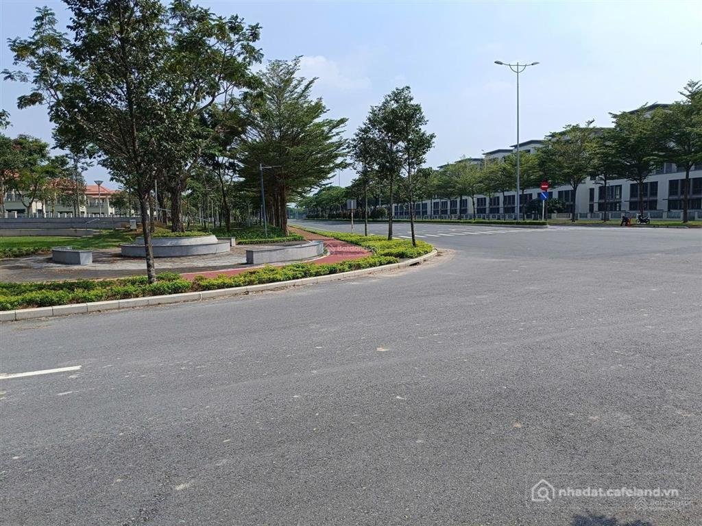 Bán đất thổ cư: Mặt tiền đường nhựa 47m đối diện khu biệt thự 5* swanpark. 2686m