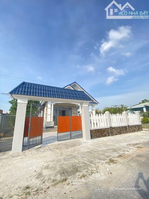 Bán nhà riêng: Nhà mái thái góc 2 mặt tiền nhựa, hẻm Tôn Đức Thắng Long Thành Na