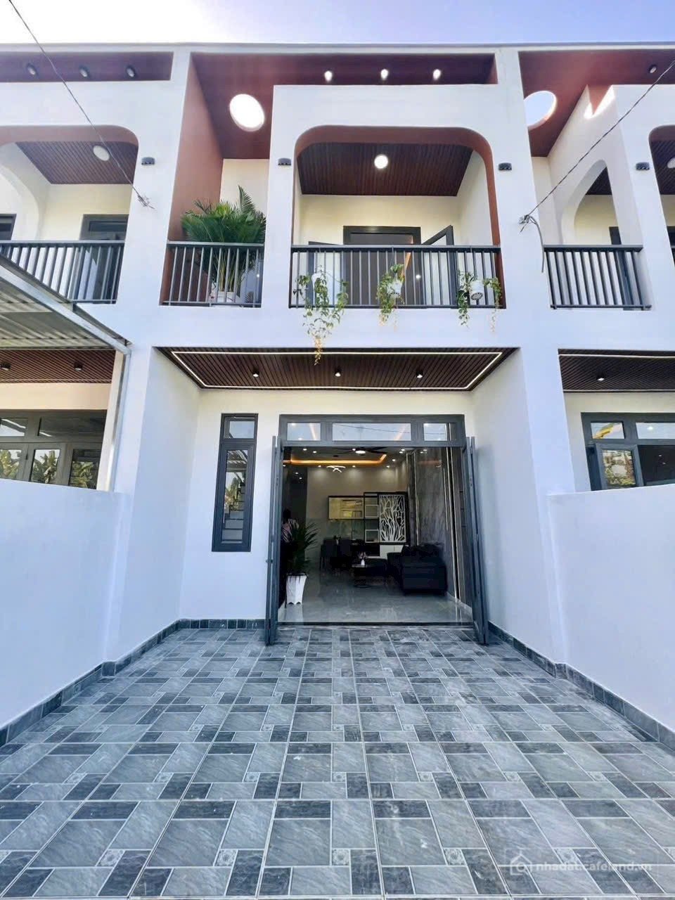 Bán nhà riêng: Bán căn nhà mới xây sổ riêng thổ cư, gần khu du lịch bửu long