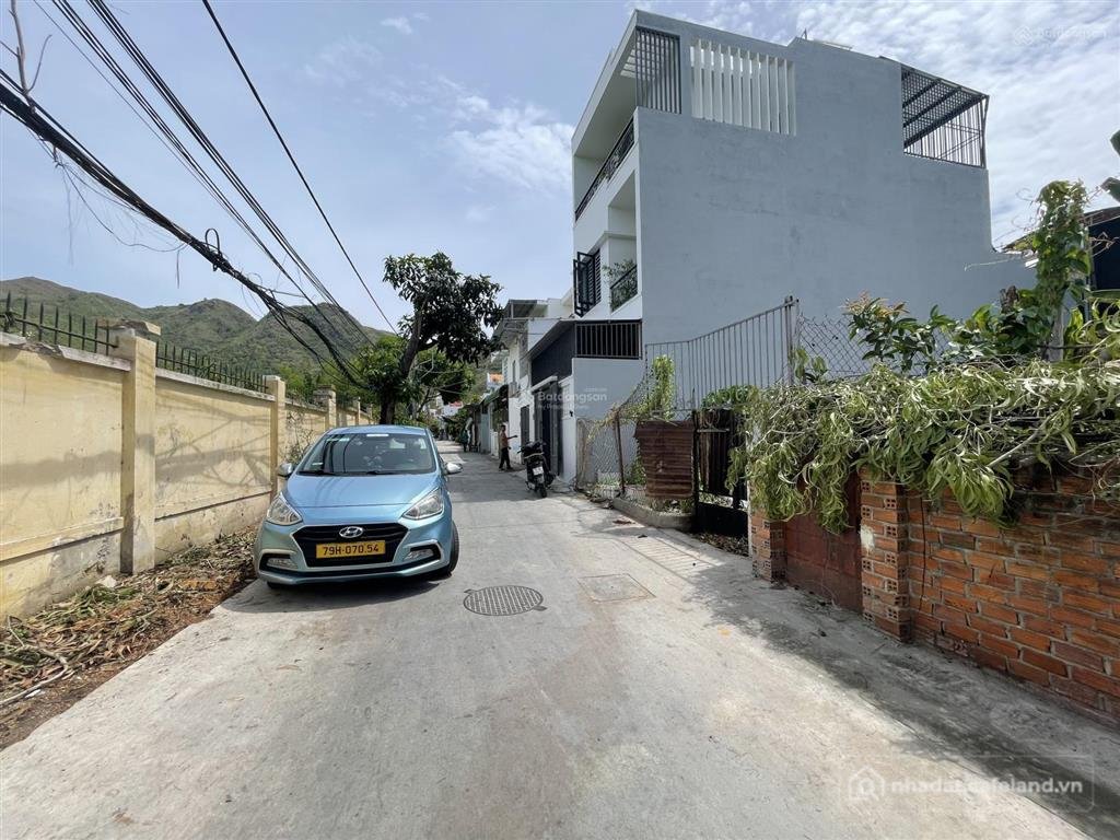 Bán đất thổ cư: Bán đất đường sử hy nhan, phường vĩnh hoà, nha trang. gần biển. 