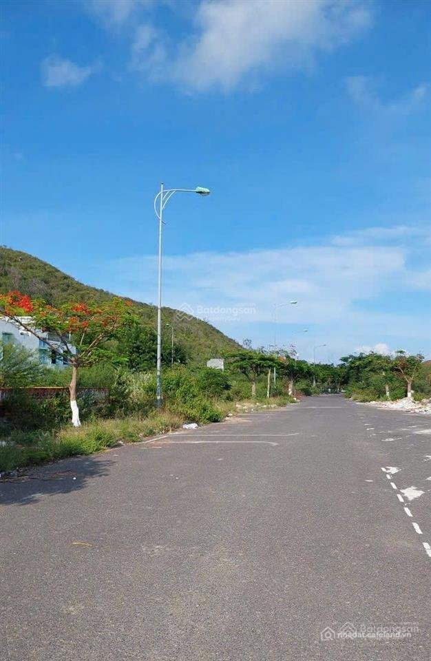 Bán đất thổ cư: Bán đất hướng biển đường xuân thuỷ và huỳnh văn nghệ. đối diện c