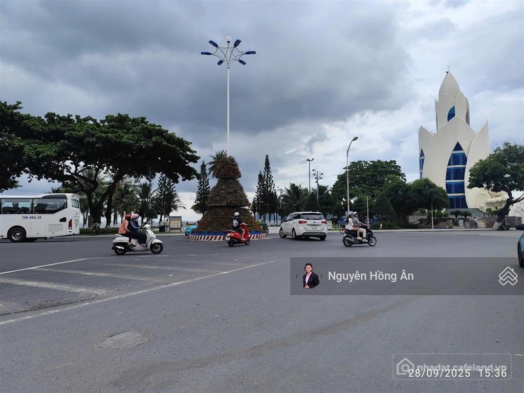 Bán nhà riêng: Bán nhà 3 tầng hẻm ô tô lê thánh tôn ngay bên vincom plaza, gần b