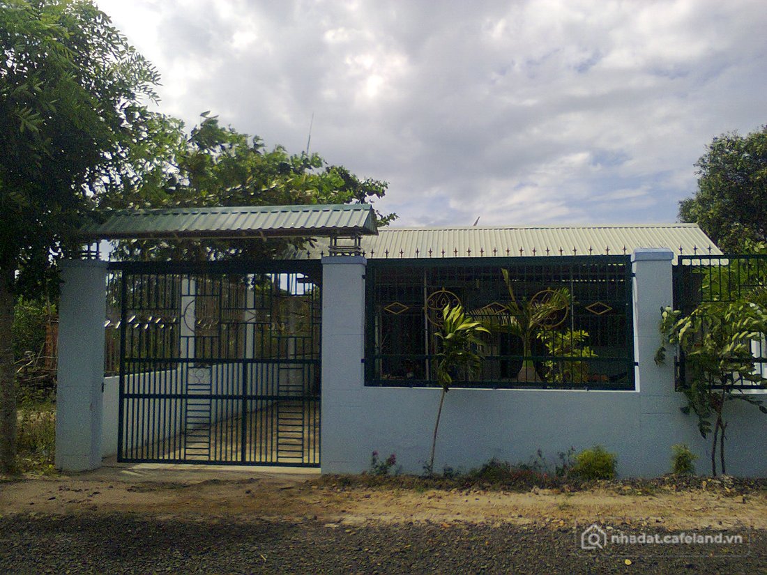 Bán nhà riêng: Nhà cách bãi tắm biển 2km, cách suối nước khoáng nóng Bình Châu 2