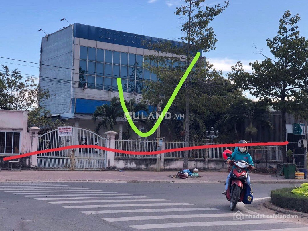 Bán đất thổ cư: Bán lô đất và nhà văn phòng Mt đường Trần Hưng Đạo. Thị trấn Phú