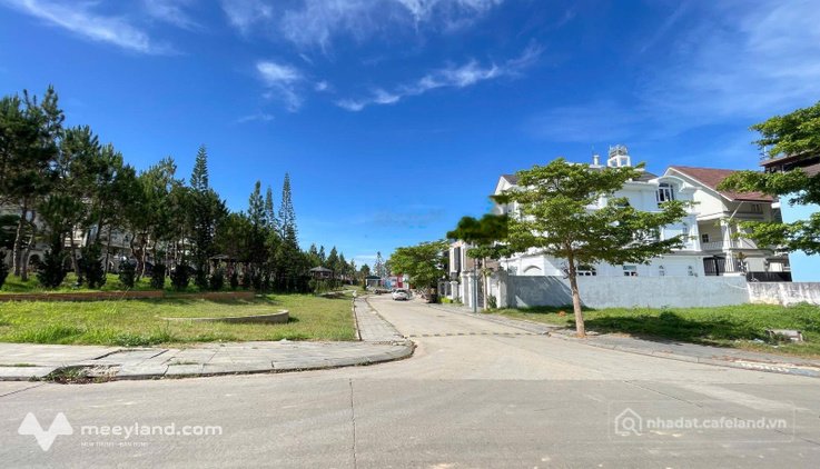 Bán đất thổ cư: Đất góc 2 MT KQH Golf Valley 322m2, cách Hồ Xuân Hương 500m ngay