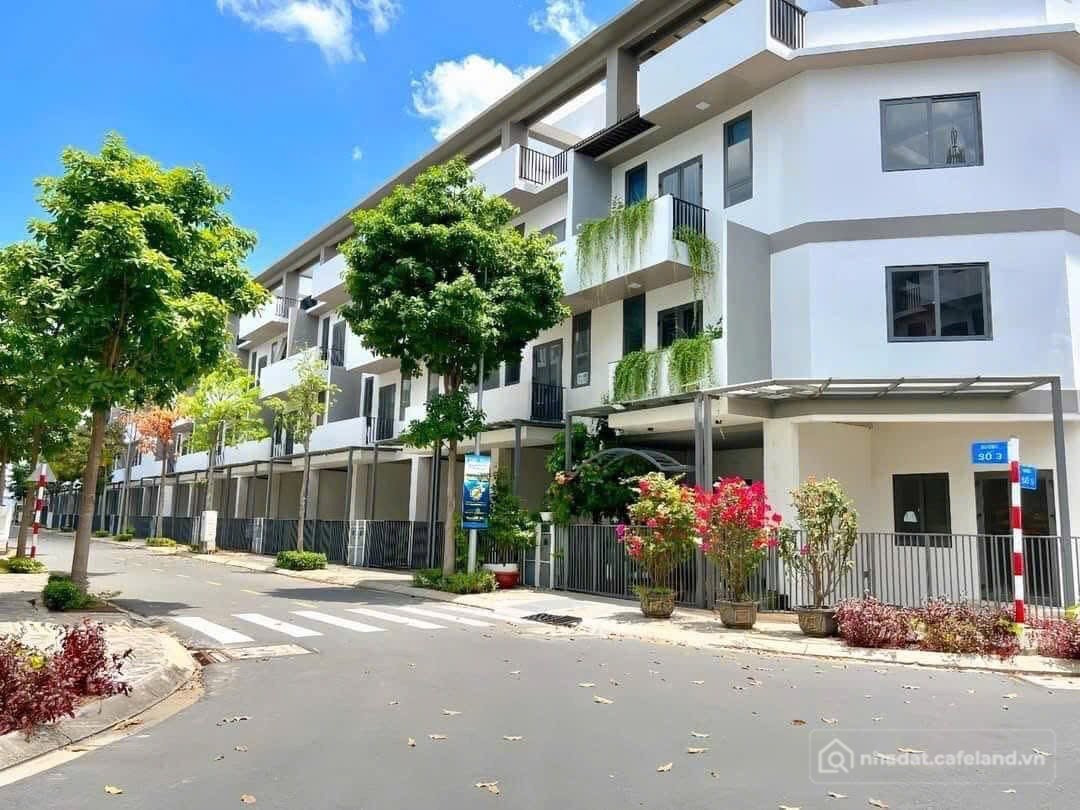 Bán nhà riêng: Cần bán căn nhà phố ven sông vàm cỏ đông, thị trấn Bến Lức Long A