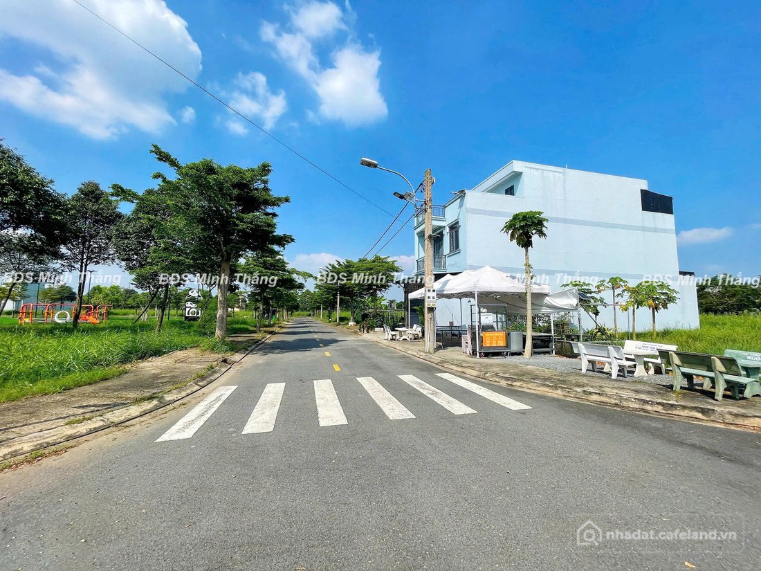 Bán đất thổ cư: Bán đất 120m², khu Saigon Village Long Hậu, giá 3.6 tỷ, View phố