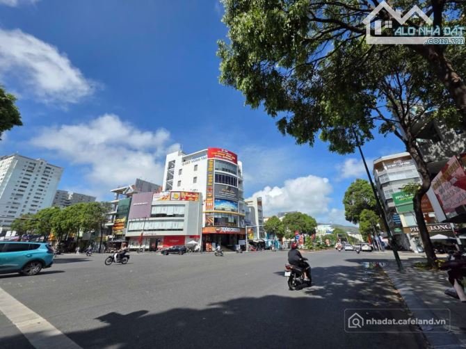 Bán căn hộ Mini, Dịch vụ: Bán tòa nhà văn phòng 8 tầng đang cho thuê 200tr/tháng