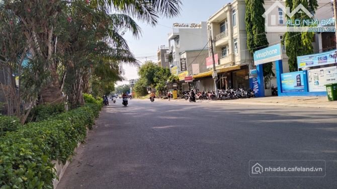 Bán đất thổ cư: Bán gấp đất ngang 15mét mặt tiền đường Nguyễn Hữu Cảnh, đô thị C