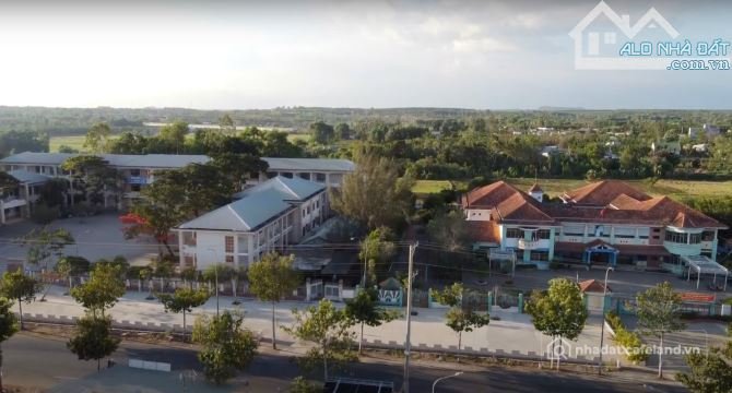 Bán đất thổ cư: LÔ ĐẤT NGAY CỔNG TRUNG TÂM THƯƠNG MẠI SUỐI NGHỆ, CÓ THỔ CƯ, TIỆN