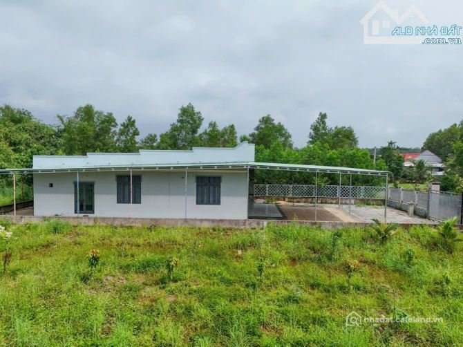 Bán đất thổ cư: LÔ ĐẤT VIEW SUỐI CỰC ĐẸP, SẴN NHÀ, LIỀN KỀ SÂN GOLF CHÂU ĐỨC