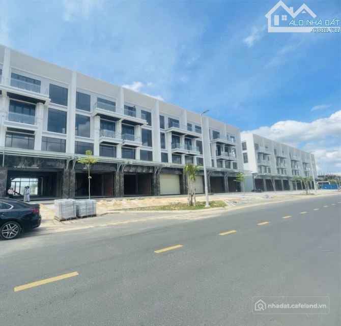 Bán nhà riêng: CĂN SHOPHOUSE MẶT TIỀN ĐƯỜNG LỚN, CẠNH SÂN GOLF VÀ ĐỒI CỪU SUỐI N