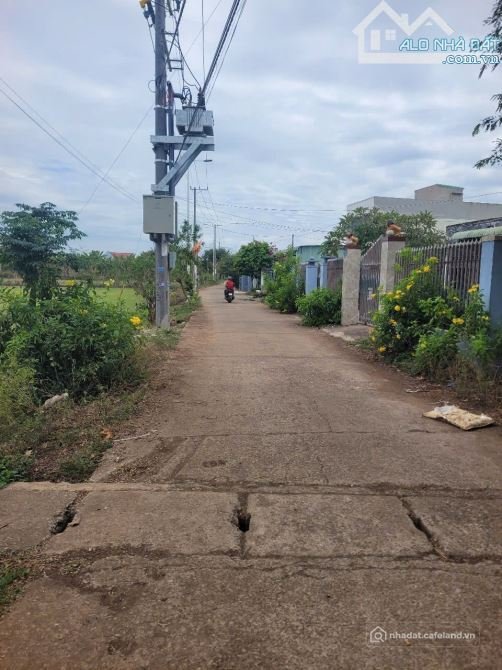 Bán đất thổ cư: bán đất có nhà tại trung tâm TT Ngãi Giao (cũ). 2,7 sào phủ hồng