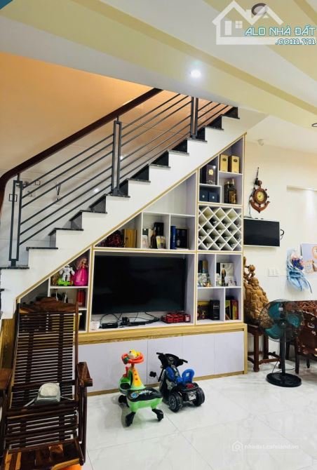 Bán nhà riêng: Bán Nhà 1 trệt 2 lầu đẹp, mặt tiền đường Nguyễn Thái Học, Phường 