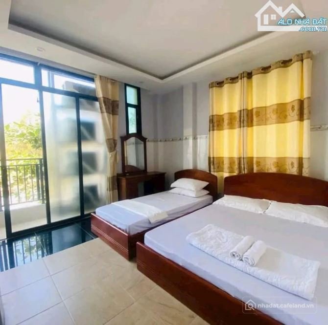 Bán nhà hàng - Khách sạn: bán gấp Khách Sạn 13 Phòng mặt tiền đường Hoàng Hoa Th